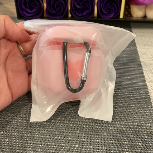 Pink Airpods Case with carrying clip!!!5🌟🌟🌟🌟🌟 - Picture 5 of 6